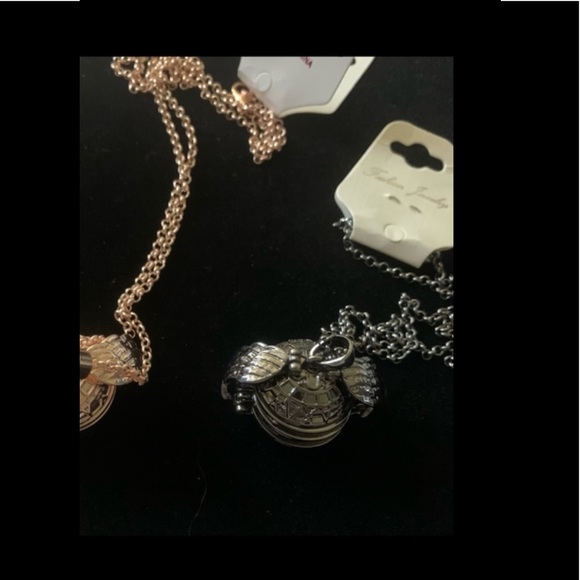 Antique Silver Angel Wings Photo Ball, Locket. Holds 4 photos, New - Picture 5 of 6